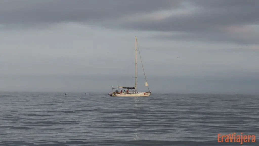 Barco de vela en medio del océano