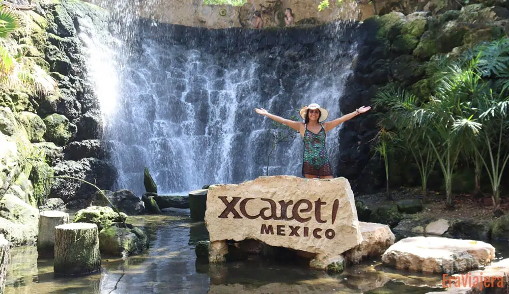 Cascada de agua en el parque Xcaret