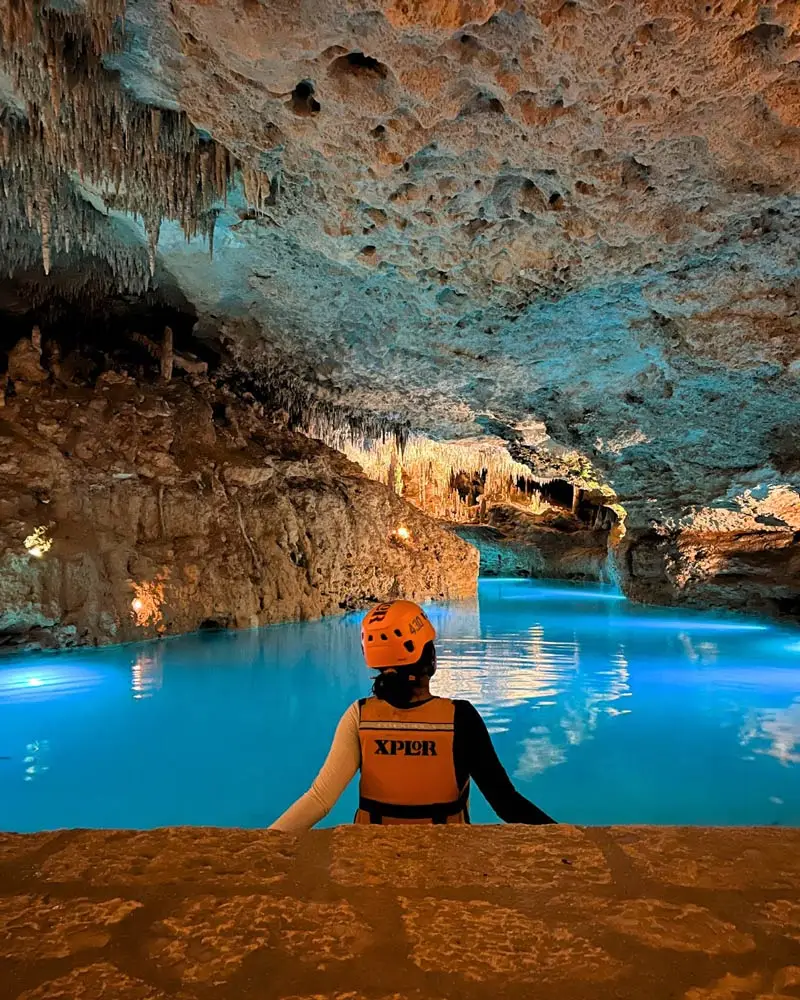 Caverna de agua cristalina con estalactitas